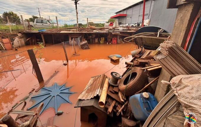 Alagamentos causam prejuízos a morador e prefeitura articula solução no bairro Santa Rita