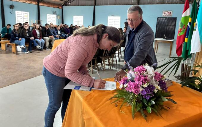 Lar Legal Rural entrega 15 escrituras para famílias de Iporã do Oeste