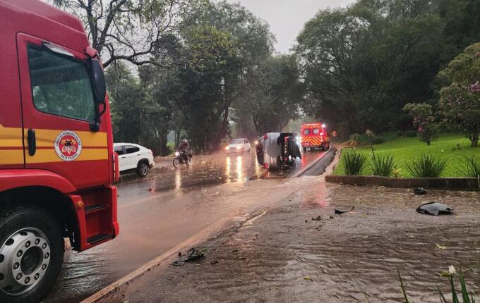 Carro capota em meio à forte chuva na SC-163 em Itapiranga