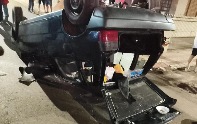 Carros colidem, um capota e três pessoas são encaminhadas ao hospital em Campo Erê
