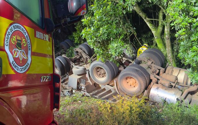 Motorista fica preso às ferragens após caminhão capotar na BR-282 em Iraceminha
