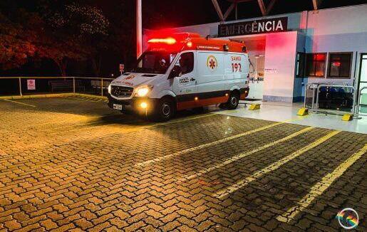 Saída de pista seguida de colisão em árvore deixa duas pessoas feridas em Saudades