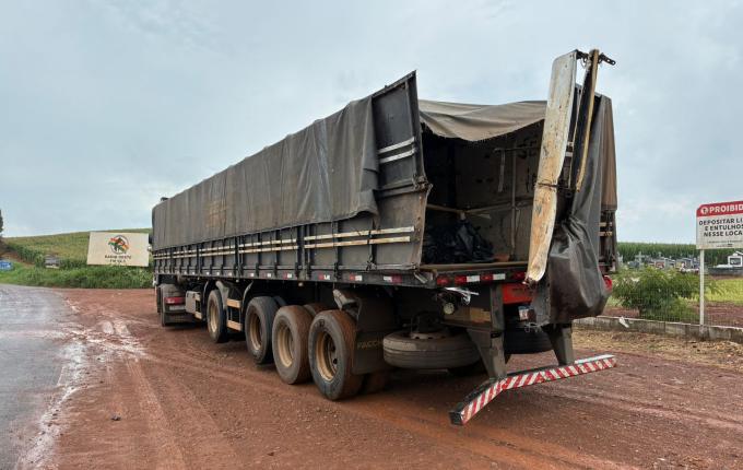 Carretas se chocam lateralmente na SC-163, em Iporã do Oeste