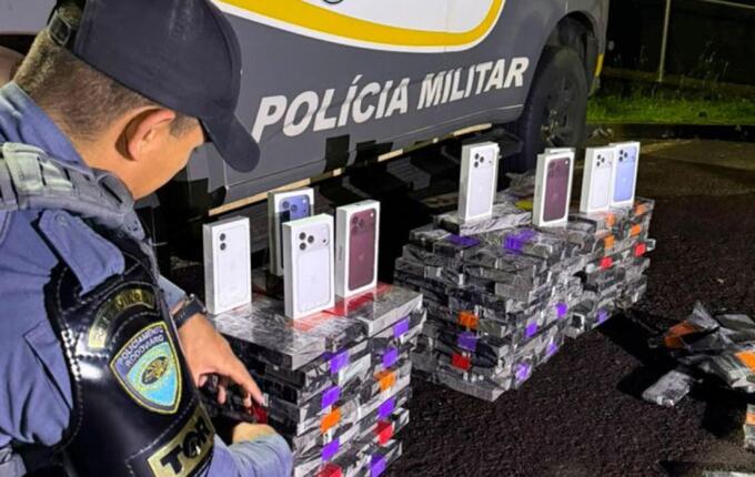 PM apreende mais de 300 celulares avaliados em R$ 3 milhões escondidos em caminhão de farinha