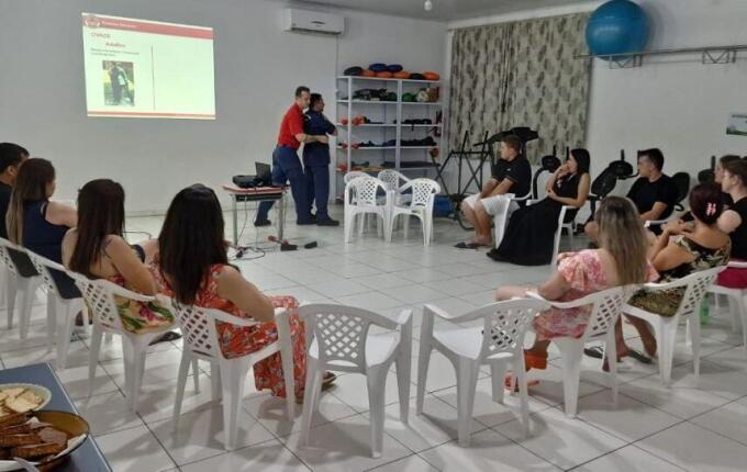 Bombeiros fazem ação para prevenir engasgamentos em bebês em SMO