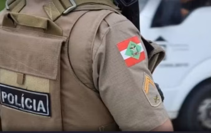 Adolescente de 14 anos é baleada no rosto dentro de casa por irmão de amiga em Lages