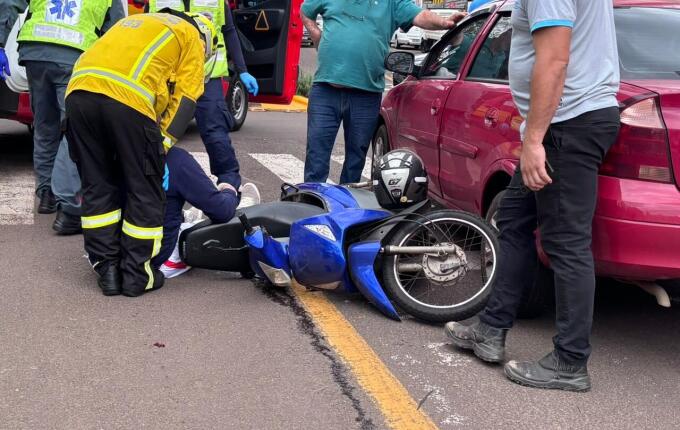 Motociclista fica ferido em colisão entre carro e moto no Centro de São Miguel do Oeste