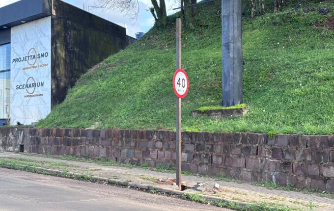 Oito lombadas eletrônicas voltam a ser instaladas na Avenida Willy Barth, em São Miguel do Oeste