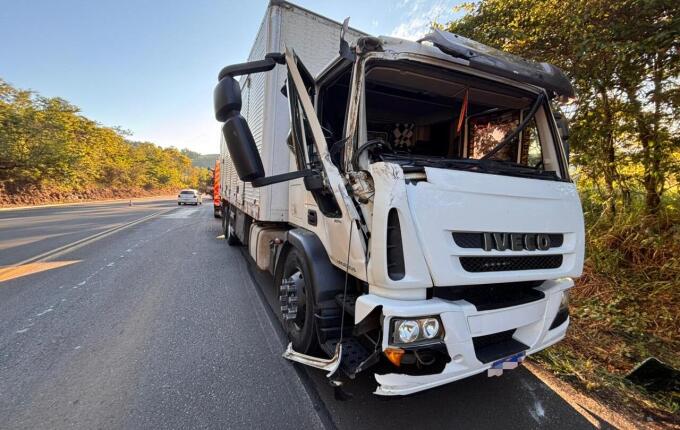 Colisão na BR-282 causa lentidão no trânsito próximo a Flor do Sertão