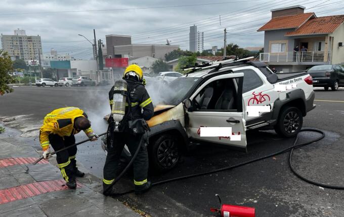 Carro pega fogo no centro de São Miguel do Oeste