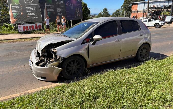 Colisão entre dois carros deixa três feridos na Willy Barth, em São Miguel do Oeste