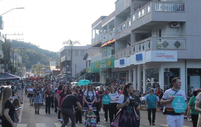 Desfile Típico reúne grande público na 16ª Deutsche Woche