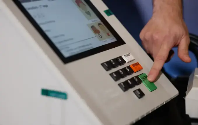 Quase seis milhões de catarinenses estão aptos para votar neste domingo