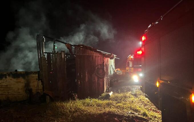 Incêndio em galpão mobiliza bombeiros e deixa prejuízo de R$ 40 mil em Anchieta