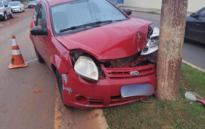 Homem perde o controle da direção e colide em poste no centro de Itapiranga