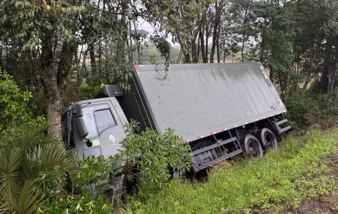 Caminhão do Exército sai da pista e tomba em Xanxerê