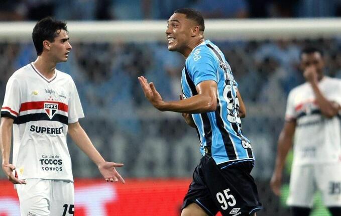 Grêmio vence São Paulo de virada e deixa a zona de rebaixamento
