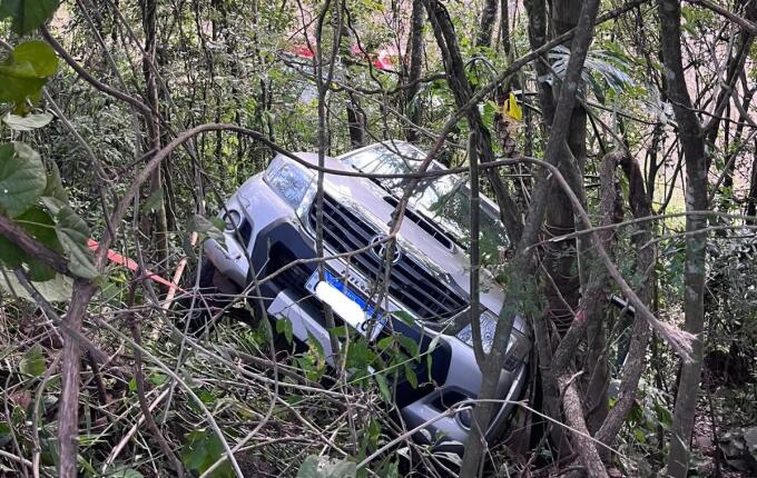 Colisão entre caminhão e Hilux deixa dois idosos feridos na BR-158