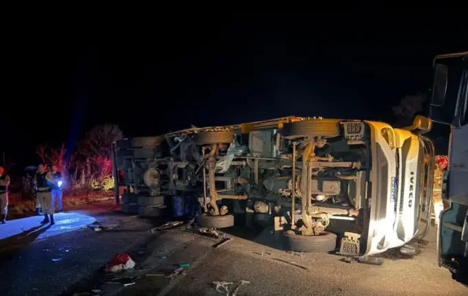Colisão entre ônibus e carreta deixa seis mortos e 43 feridos em MG