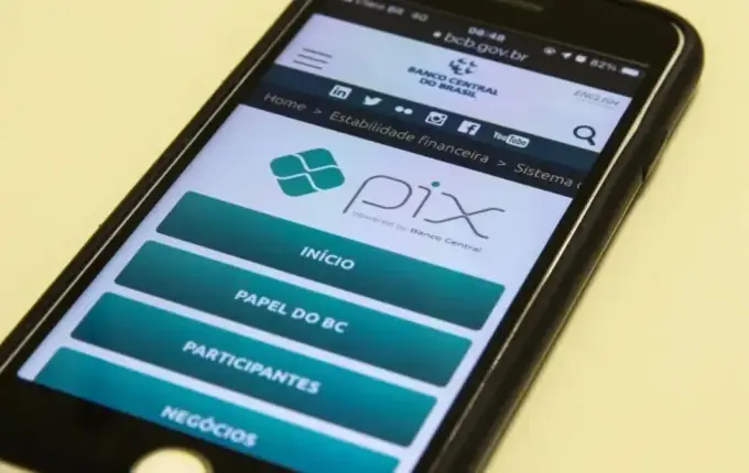 Pix “engole” cédulas e faz Banco Central emitir 31% menos dinheiro físico