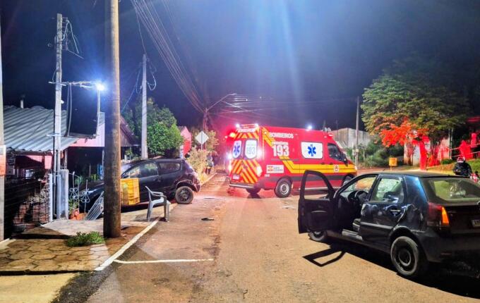 Capotamento após colisão com carro estacionado deixa motorista ferido em Guarujá do Sul