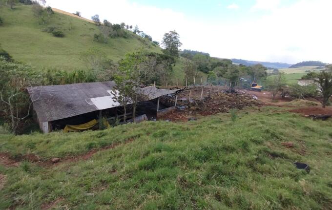 Incêndio destrói galpão com cerca de 11 toneladas de feno em São Lourenço do Oeste