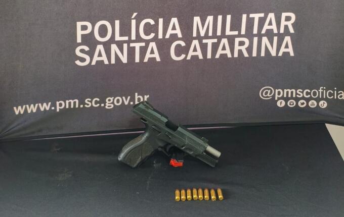 PM apreende pistola e prende mulher em flagrante em SMO