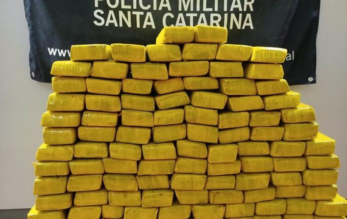 PM apreende 82 kg de maconha e prende duas pessoas em Dionísio Cerqueira