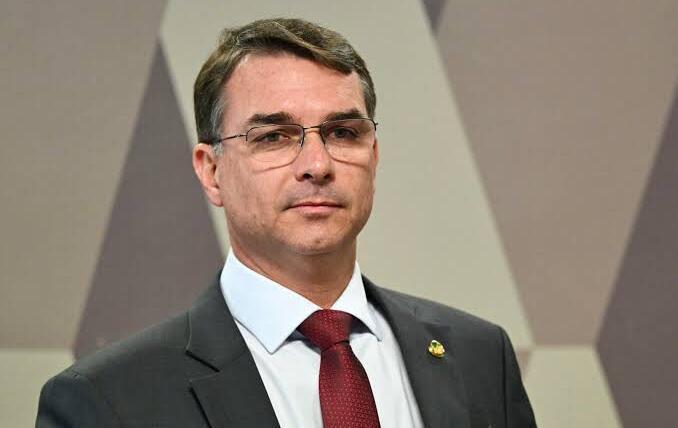 Flávio Bolsonaro recebe 64% dos votos e lidera em toda região da AMEOSC