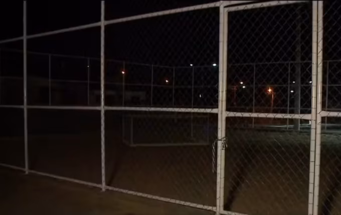 Menino de 10 anos morre após ser atingido por trave de futebol em Criciúma