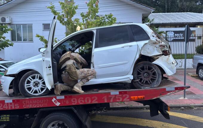 Homem foge de abordagem, sofre acidente e é preso com cocaína na Willy Barth