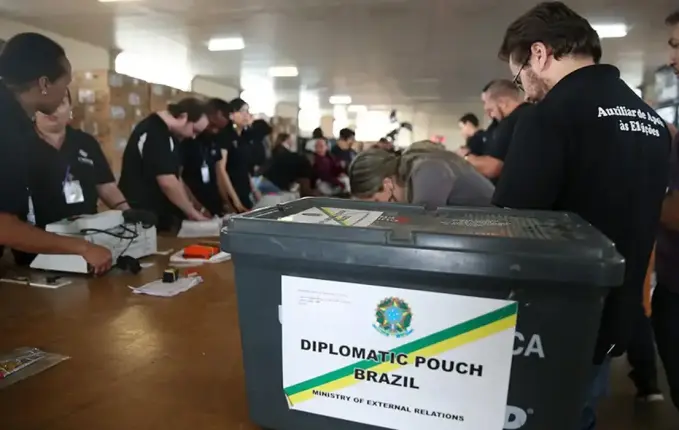 Quase um milhão de brasileiros podem votar no exterior neste domingo