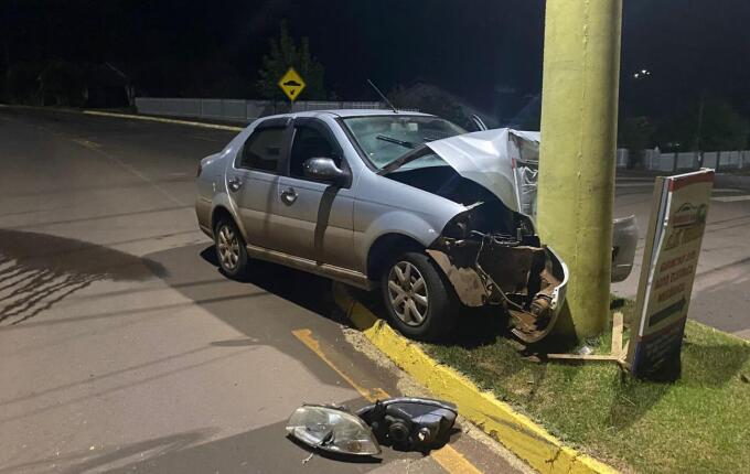 Condutor colide carro contra poste no centro de Saltinho