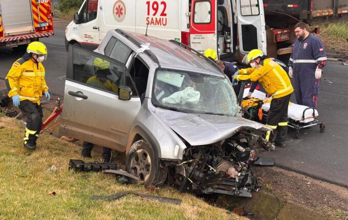 Mulher fica presa às ferragens em colisão entre carro e caminhão na BR-163