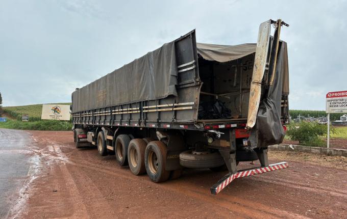 Carretas se chocam lateralmente na SC-163, em Iporã do Oeste