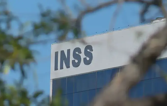 Deputada do Ceará é alvo de operação contra fraudes no INSS e coloca tornozeleira eletrônica