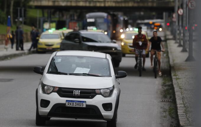 Placas de carros podem voltar a mostrar cidade e estado; projeto avança na Câmara
