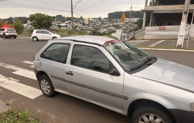 Carro capota em colisão no centro de São Miguel do Oeste