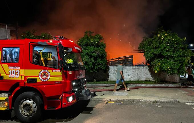 Prejuízo em empresa de recicláveis chega a R$ 90 mil após incêndio na madrugada, em SMO