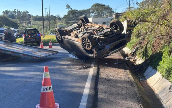 Três pessoas ficam feridas após saída de pista e capotamento na BR-163, entre SMO e Guaraciaba