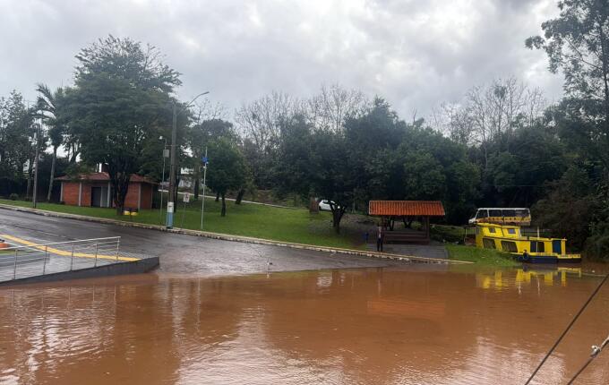 Balsa suspende travessia em Mondaí devido à elevação do nível do Rio Uruguai