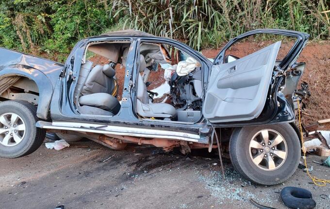 Colisão entre caminhão e camionete deixa três mortos e quatro feridos na BR-282, em Chapecó
