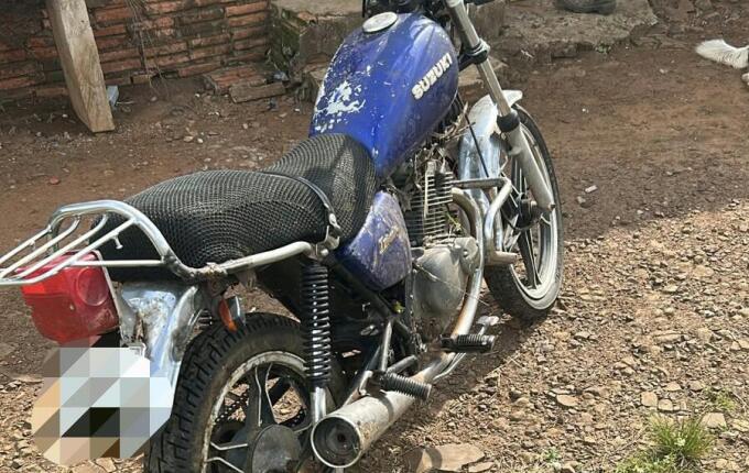 Motocicleta furtada há cerca de um ano é encontrada em área de mata em Dionísio Cerqueira