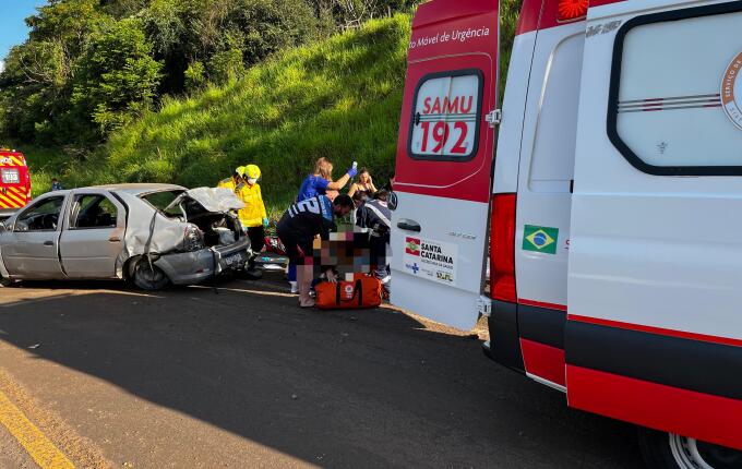 Mulher fica em estado gravíssimo após saída de pista e capotamento na BR-282