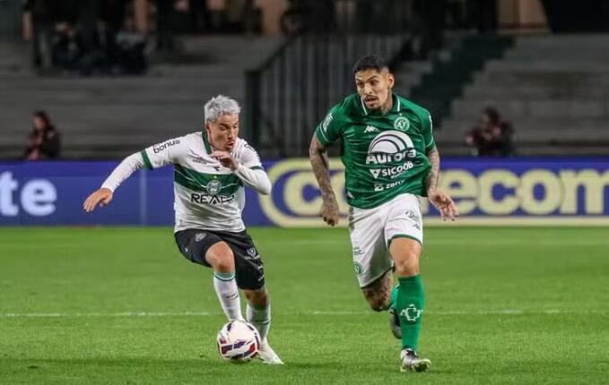 Chapecoense perde para o Coritiba e segue na lanterna do Brasileirão