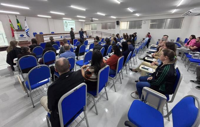 Capacitação sobre reforma tributária reúne representantes de 19 municípios na AMEOSC