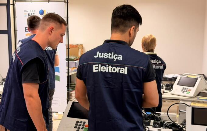 Justiça Eleitoral realiza conferência das urnas eletrônicas em São Miguel do Oeste
