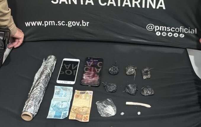 PM prende quatro homens e apreende crack, maconha e cocaína em SMO