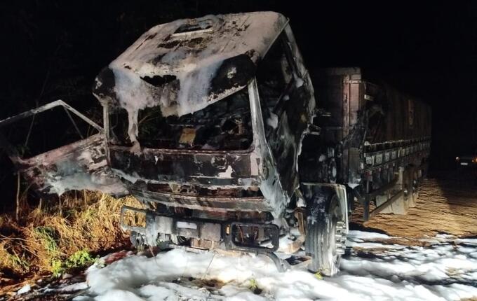 Incêndio destrói cabine de caminhão carregado com soja no interior de Iraceminha