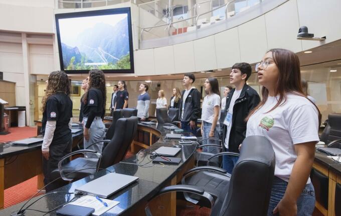 Estudantes de Belmonte vivem experiência parlamentar na Alesc durante o Parlamento Jovem